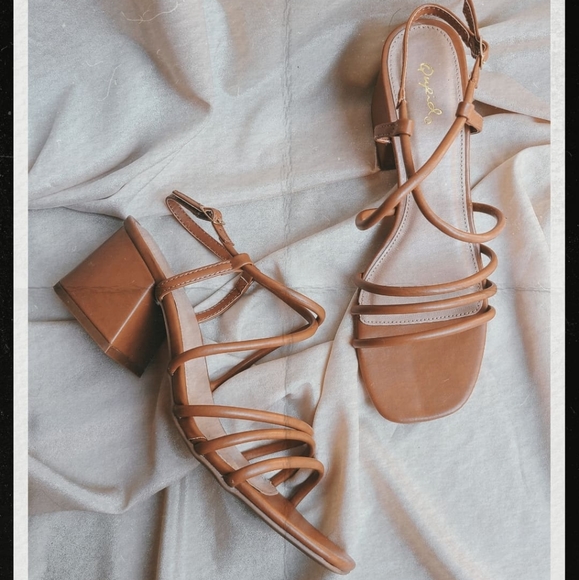 🚨LAST PAIR// Tan Strappy Sandal - Picture 5 of 5